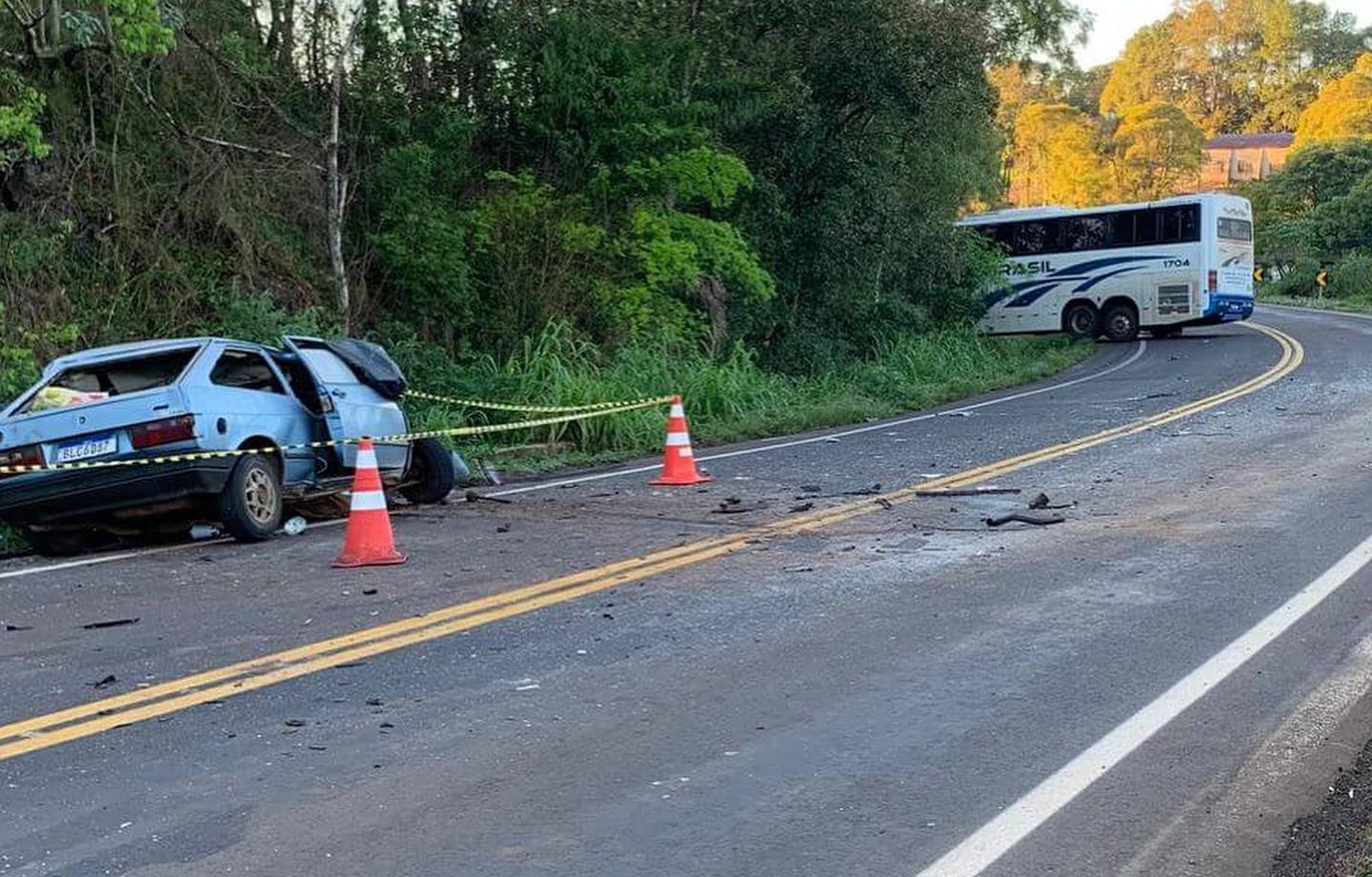 Colisão entre carro e ônibus na ERS-404 deixa 4 mortos e 1 ferido grave