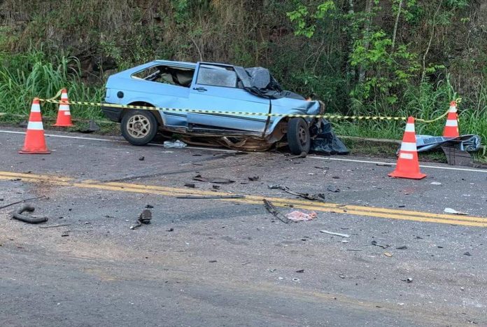 Colisão entre carro e ônibus na ERS-404 deixa 4 mortos e 1 ferido grave Colisão entre carro e ônibus na ERS-404 deixa 4 mortos e 1 ferido grave