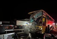 Ônibus clandestino bate em carreta na Fernão Dias e deixa 6 feridos, em Cambuí (MG) Ônibus clandestino bate em carreta na Fernão Dias e deixa 6 feridos, em Cambuí (MG)
