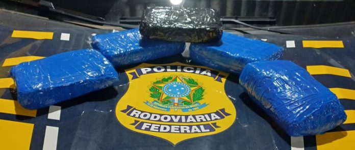 Polícia flagra drogas sendo transportadas em ônibus nas rodovias BR-364/RO e BR-116/BA Polícia flagra drogas sendo transportadas em ônibus nas rodovias BR-364/RO e BR-116/BA