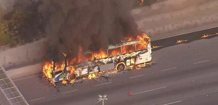 Ônibus pega fogo na Via Anhanguera (SP-330) e deixa um ferido, em São Paulo Ônibus pega fogo na Via Anhanguera (SP-330) e deixa um ferido, em São Paulo