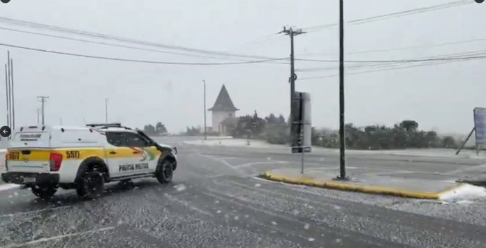VÍDEO: Serra do Rio do Rastro, na SC-390, ficará interditada devido à nevasca VÍDEO: Serra do Rio do Rastro, na SC-390, ficará interditada devido à nevasca