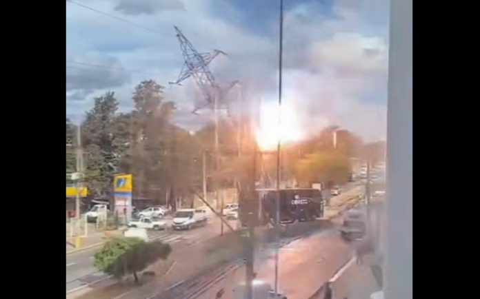 Ônibus da Cometa choca contra torre de transmissão, em Contagem (MG) Ônibus da Cometa choca contra torre de transmissão, em Contagem (MG)