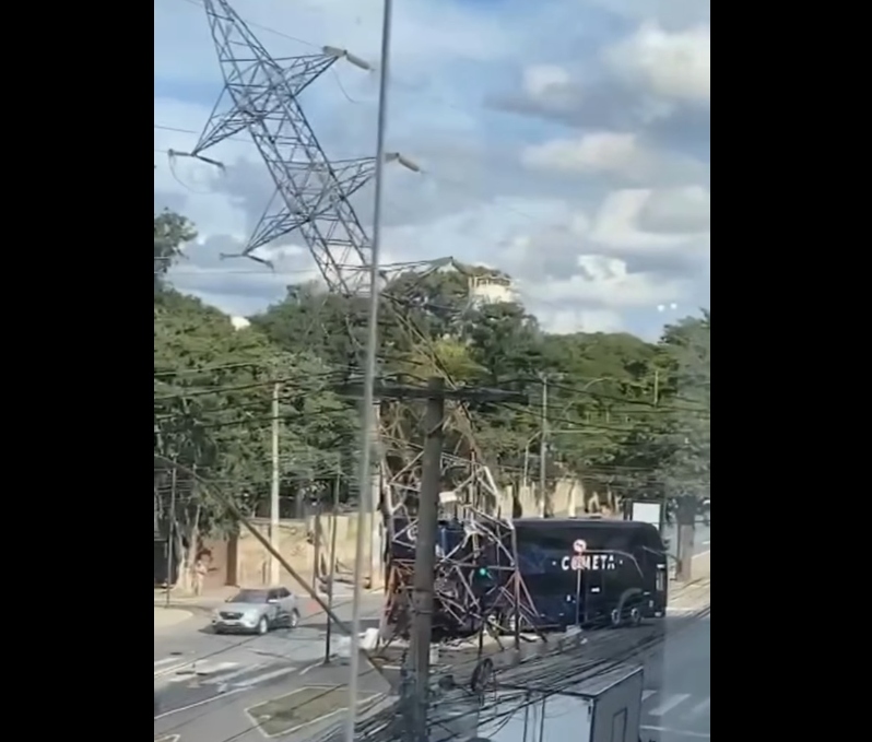 Ônibus da Cometa choca contra torre de transmissão, em Contagem (MG)