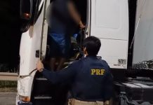 Caminhoneiro é flagrado na BR-153/GO usando um artifício para esconder a placa em pedágios Caminhoneiro é flagrado na BR-153/GO usando um artifício para esconder a placa em pedágios