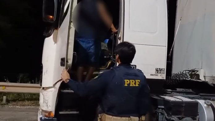 Caminhoneiro é flagrado na BR-153/GO usando um artifício para esconder a placa em pedágios Caminhoneiro é flagrado na BR-153/GO usando um artifício para esconder a placa em pedágios