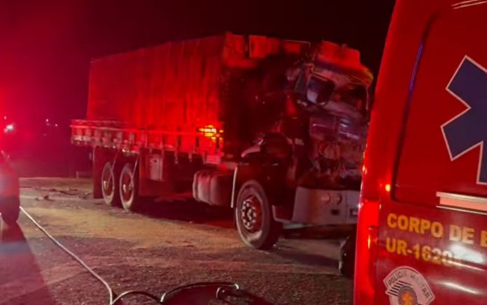 Caminhoneiro morre em colisão traseira em outro caminhão na SP-340, em Mococa Caminhoneiro morre em colisão traseira em outro caminhão na SP-340, em Mococa