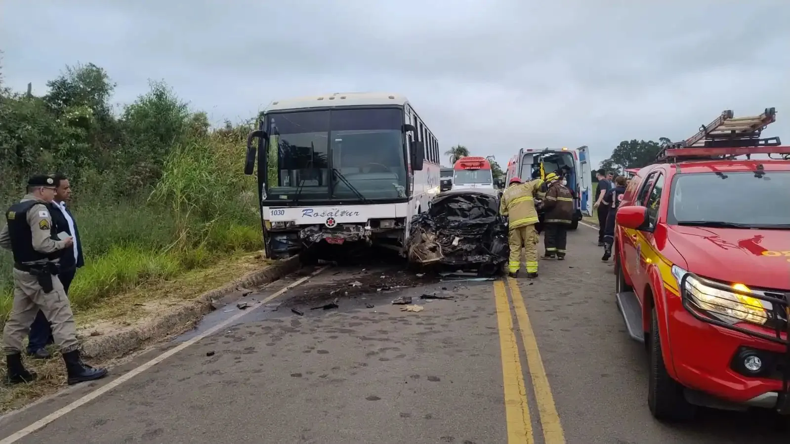 Acidente entre ônibus e carro deixa 1 morto e 3 feridos na MG-446, em Muzambinho
