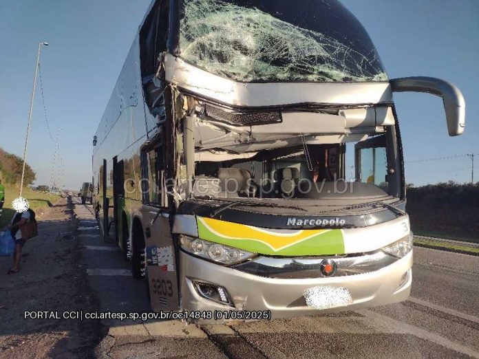 Ônibus da Brasil Sul colide na traseira de carreta na Castello Branco (SP-280) Ônibus da Brasil Sul colide na traseira de carreta na Castello Branco (SP-280)