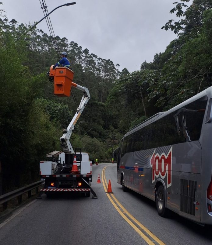RJ-116 opera no sistema 'Pare-e-Siga' por conta de manutenção, em Nova Friburgo RJ-116 opera no sistema 'Pare-e-Siga' por conta de manutenção, em Nova Friburgo