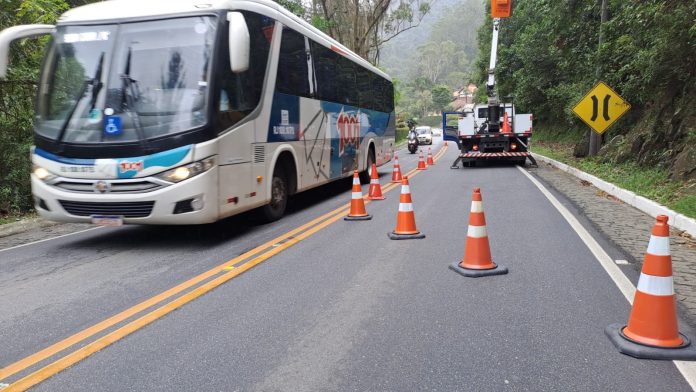 RJ-116 está com operação 'Pare-e-Siga', em Nova Friburgo (RJ)