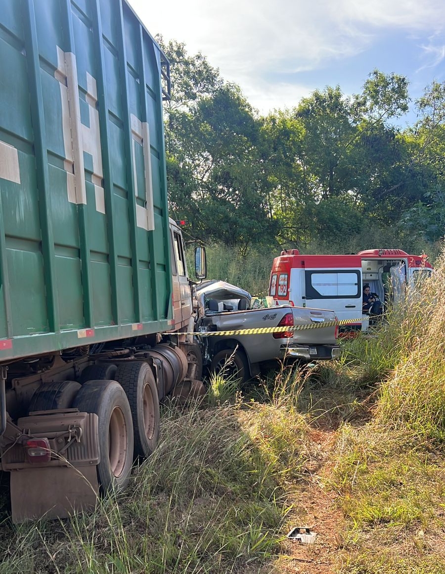 Acidente entre camionete e carreta mata casal de idosos na BR-153/GO