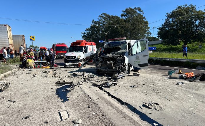 Acidente na PR-323 envolvendo ambulância deixa 1 morto e 9 feridos, em Umuarama Acidente na PR-323 envolvendo ambulância deixa 1 morto e 9 feridos, em Umuarama