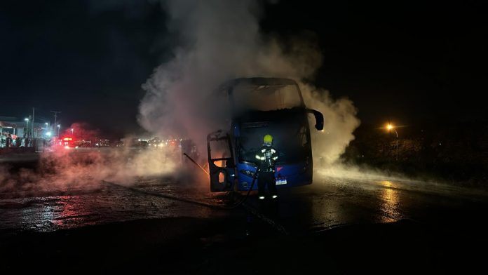 Ônibus da Guanabara pega fogo na BR-060/GO, em Rio Verde Ônibus da Guanabara pega fogo na BR-060/GO, em Rio Verde