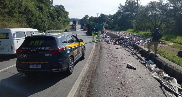 Caminhoneiro bêbado é preso após acidente na BR-116/PR, em Campina Grande do Sul Caminhoneiro bêbado é preso após acidente na BR-116/PR, em Campina Grande do Sul