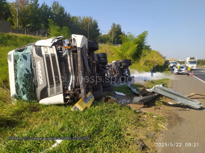Acidente entre carreta e ônibus deixa caminhoneiro ferido na SP-340