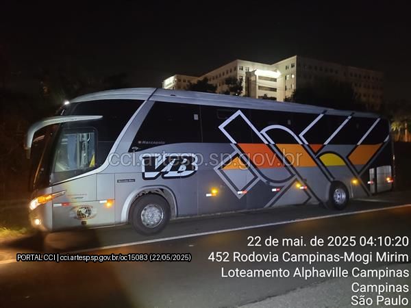 Acidente entre carreta e ônibus deixa caminhoneiro ferido na SP-340