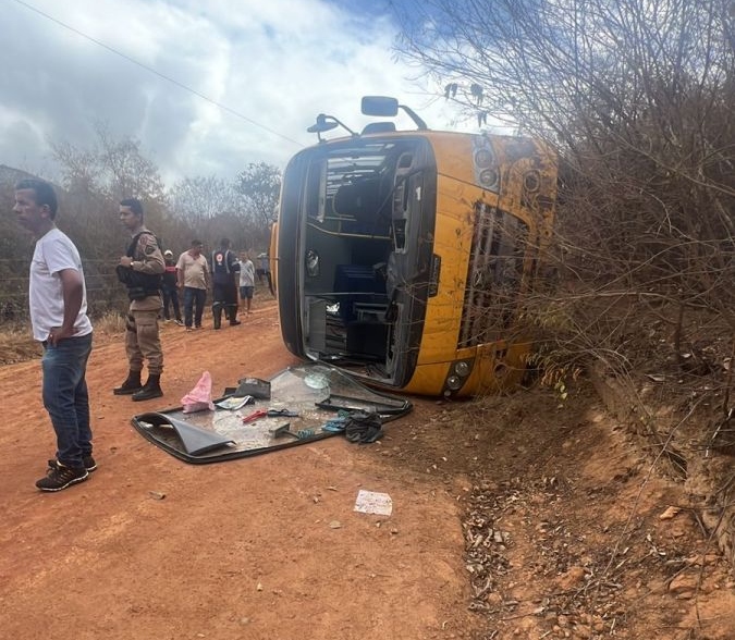 Estudante de 14 anos morre em acidente com micro-ônibus escolar, em Itaobim (MG)