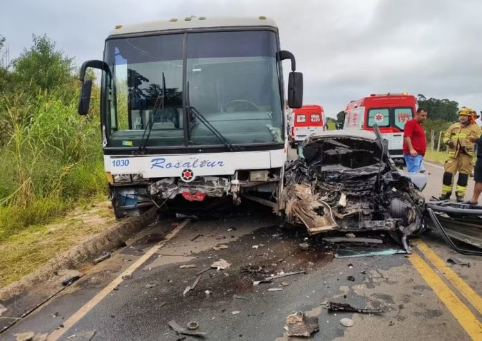 Acidente entre ônibus e carro deixa 1 morto e 3 feridos na MG-446, em Muzambinho Acidente entre ônibus e carro deixa 1 morto e 3 feridos na MG-446, em Muzambinho