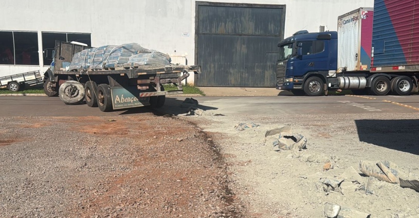 Acidente na PR-323 envolvendo ambulância deixa 1 morto e 9 feridos, em Umuarama