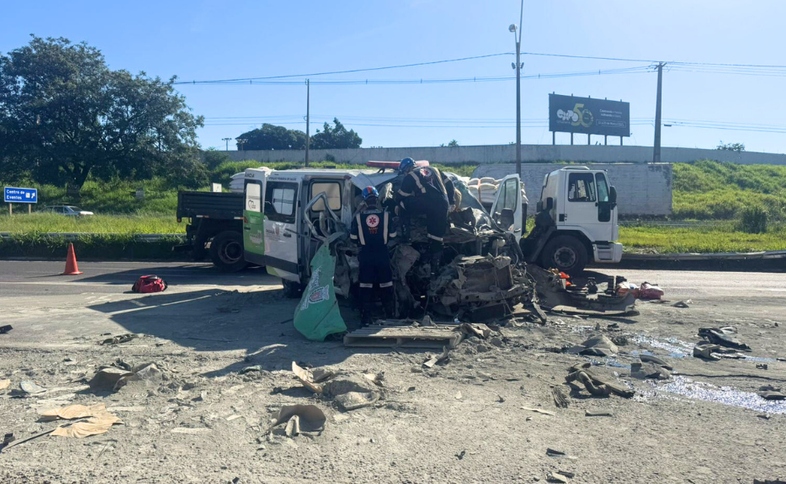 Acidente na PR-323 envolvendo ambulância deixa 1 morto e 9 feridos, em Umuarama