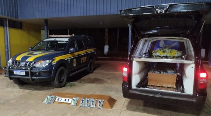Em vez de um corpo, carro funerário transportava cocaína pela BR-262/MS, em Terenos Em vez de um corpo, carro funerário transportava cocaína pela BR-262/MS, em Terenos