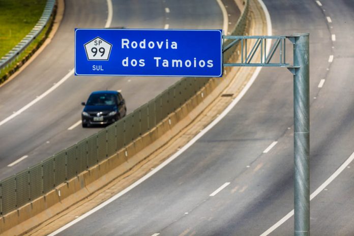 Rodovia dos Tamoios (SP-099) será bloqueada, nesta quarta (21), entre 10h30 e 11h40, para troca de posta de iluminação.