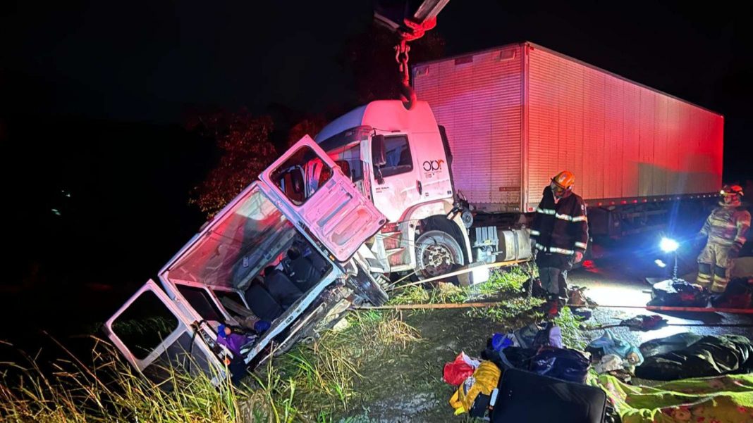 Acidente entre van e carreta na BR-251 mata nove pessoas e deixa 10 feridos, em Grão Mogol (MG),nessa terça-feira (13). Acidente entre van e carreta na BR-251 mata nove pessoas e deixa 10 feridos, em Grão Mogol (MG),nessa terça-feira (13).