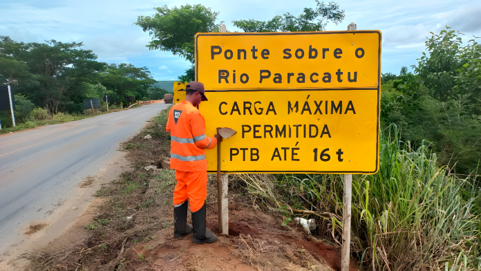 Atenção motorista! Ponte na MG-181, no Noroeste de Minas, tem restrição de tráfego Atenção motorista! Ponte na MG-181, no Noroeste de Minas, tem restrição de tráfego