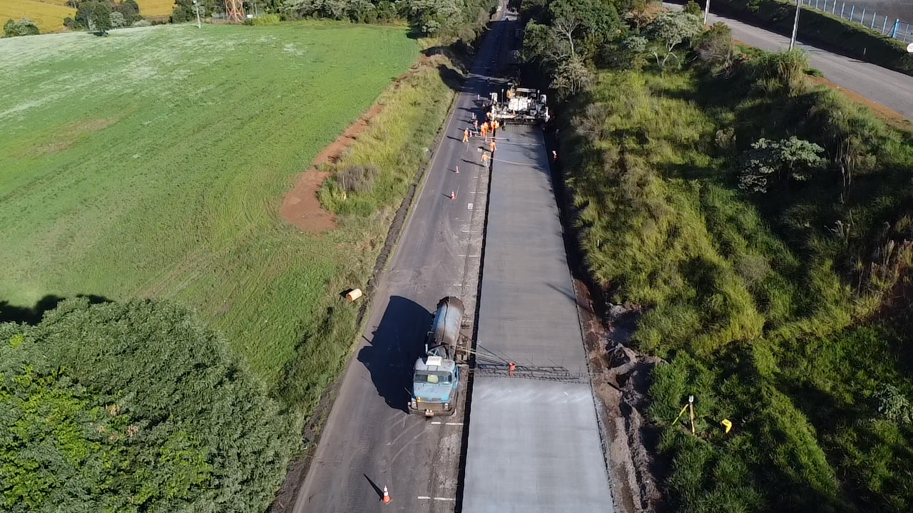 Obra em rodovia de concreto, entre Pato Branco e Clevelândia, no PR, está 60% pronta