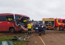Acidente entre ônibus e carreta na BR-282/SC deixa 4 feridos, em Campos Novos Acidente entre ônibus e carreta na BR-282/SC deixa 4 feridos, em Campos Novos