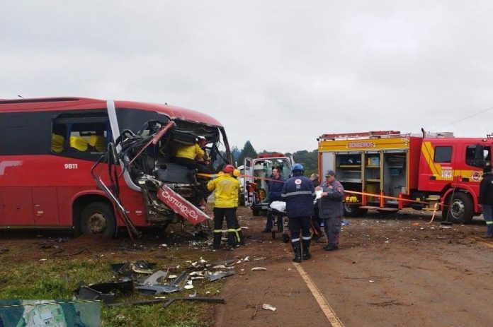 Acidente entre ônibus e carreta na BR-282/SC deixa 4 feridos, em Campos Novos Acidente entre ônibus e carreta na BR-282/SC deixa 4 feridos, em Campos Novos