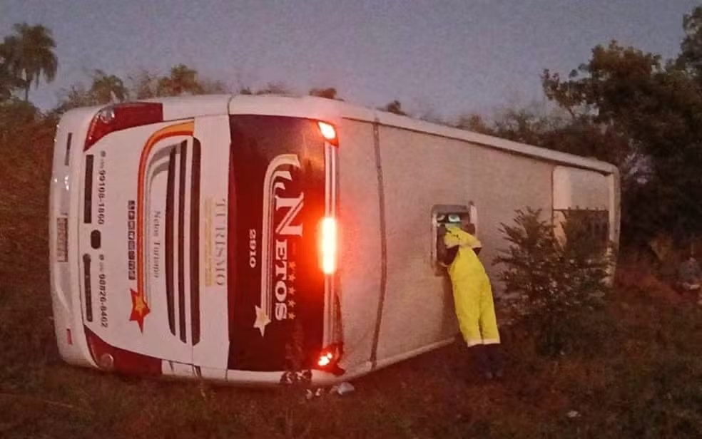 Duas pessoas morrem e 27 ficam feridas na CMG-491 em acidente com ônibus da Netos Turismo