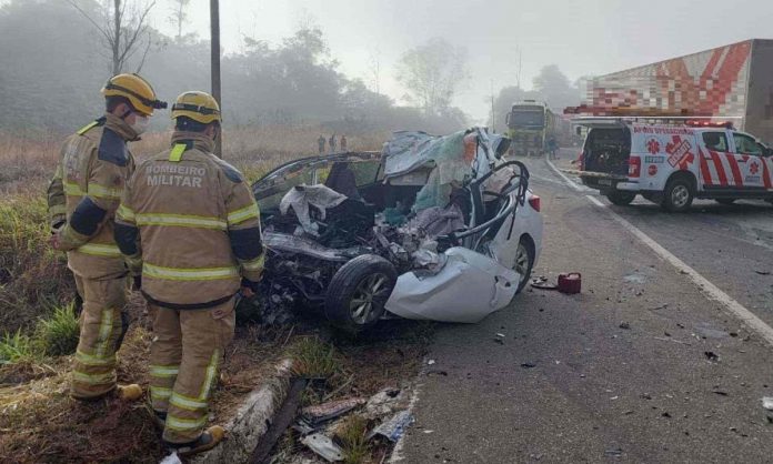 Grave acidente na BR-262/MG, entre carreta e carro deixa 4 mortos e interdita a rodovia Grave acidente na BR-262/MG, entre carreta e carro deixa 4 mortos e interdita a rodovia