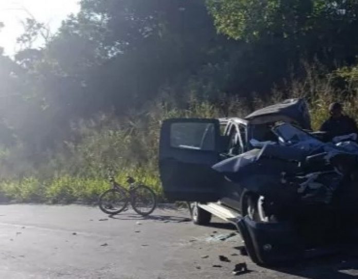 Acidente na RJ-106 entre ônibus da 1001 e carro deixa um morto Acidente na RJ-106 entre ônibus da 1001 e carro deixa um morto