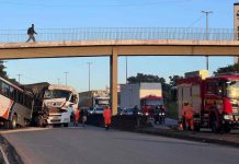 Carreta bate em ônibus na Fernão Dias e deixa motorista ferido, em Contagem (MG) Carreta bate em ônibus na Fernão Dias e deixa motorista ferido, em Contagem (MG)