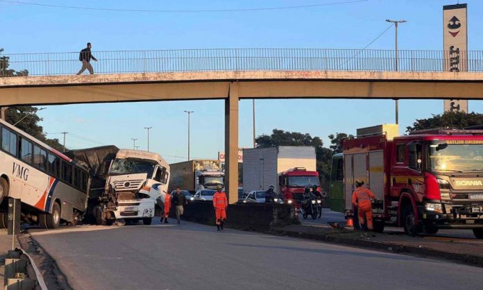 Carreta bate em ônibus na Fernão Dias e deixa motorista ferido, em Contagem (MG) Carreta bate em ônibus na Fernão Dias e deixa motorista ferido, em Contagem (MG)