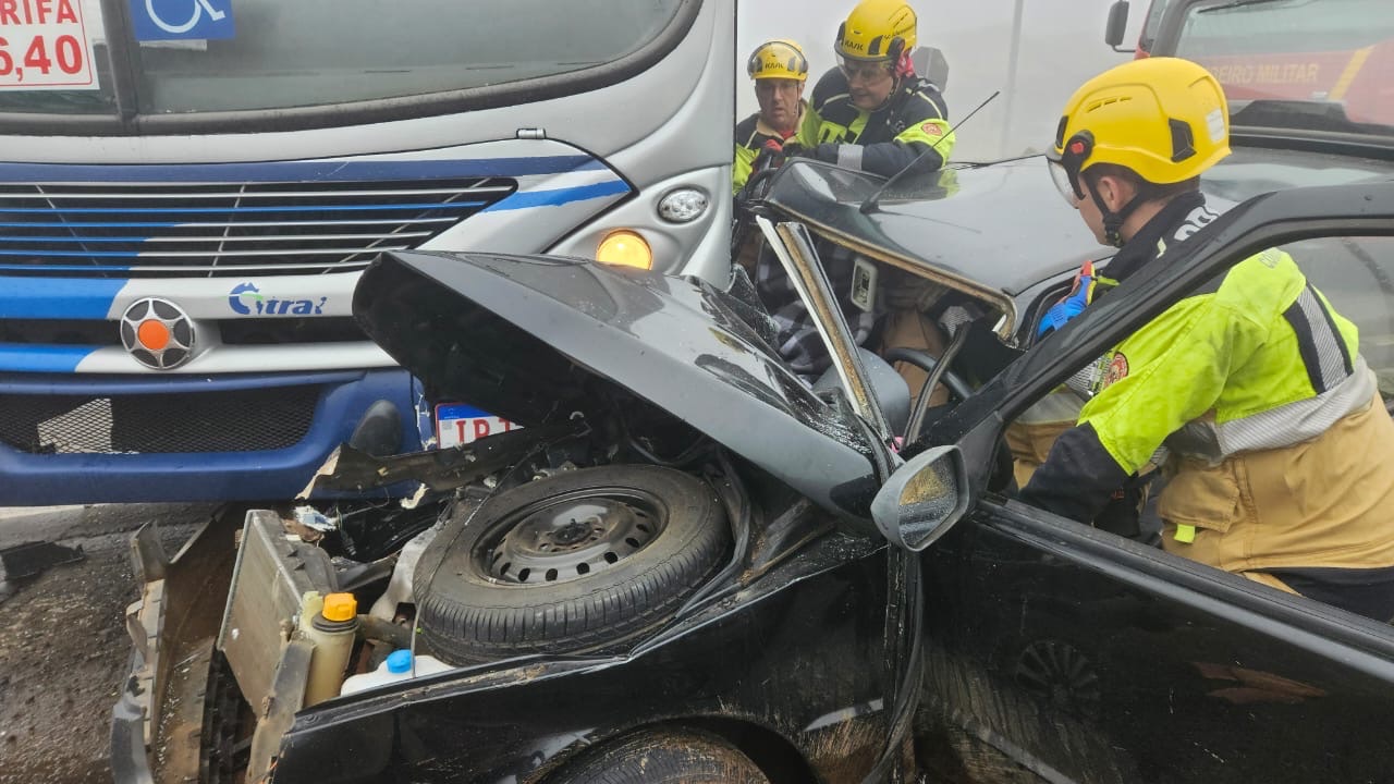 Carro e ônibus batem na RS-235 e deixa duas pessoas feridas