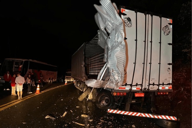 Motorista de ônibus da Gontijo fica gravemente ferido em colisão com carreta na BR-116/MG