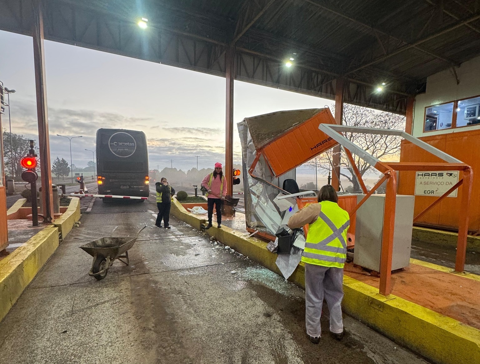 Ônibus destrói cabine de pedágio na praça de Coxilha, na ERS-135