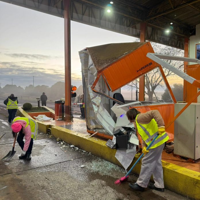 Ônibus destrói cabine de pedágio na praça de Coxilha, na ERS-135 Ônibus destrói cabine de pedágio na praça de Coxilha, na ERS-135