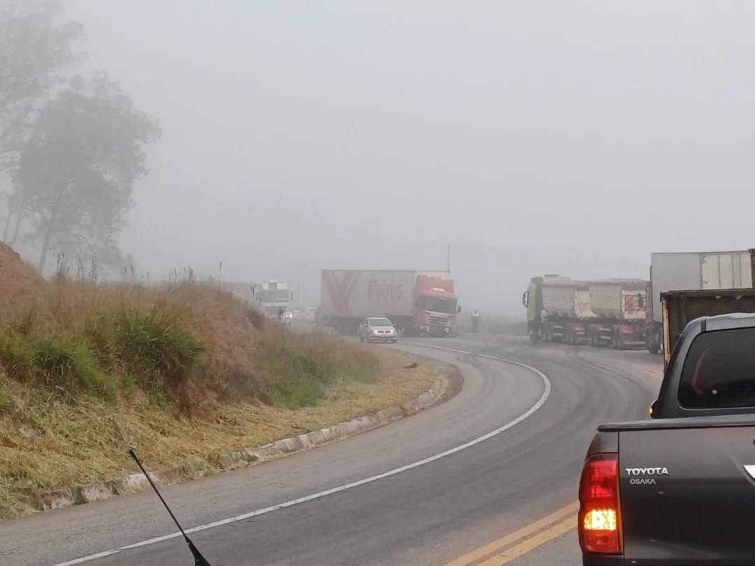 Grave acidente na BR-262/MG, entre carreta e carro deixa 4 mortos e interdita a rodovia