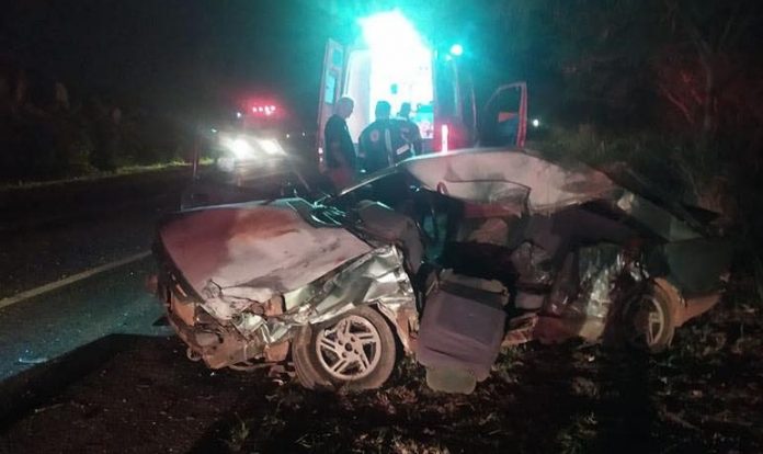 Colisão frontal de carro contra carreta na SP-249 deixa 3 mortos, em Taguaí Colisão frontal de carro contra carreta na SP-249 deixa 3 mortos, em Taguaí