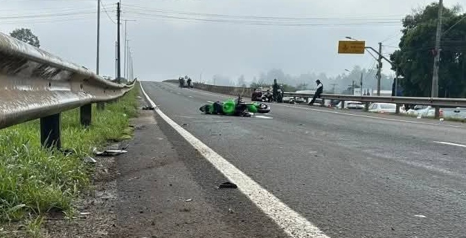 Motoqueira morre ao bater em traseira de carro na BR-116/RS