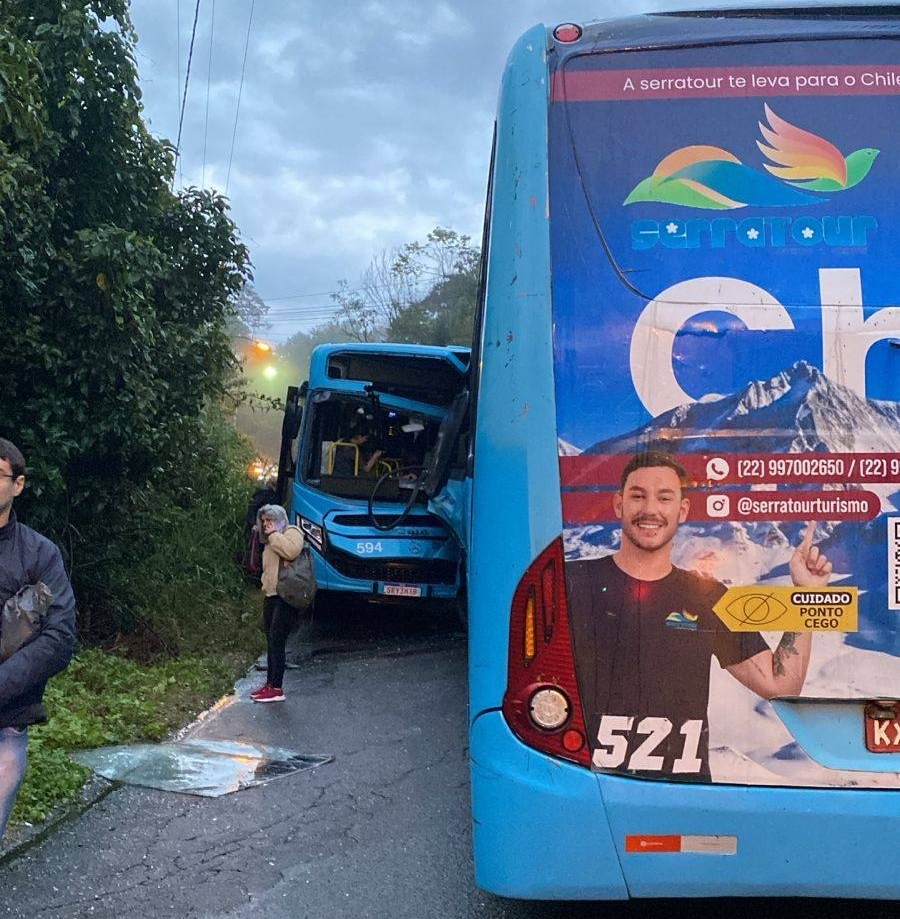 Colisão entre ônibus de Nova Friburgo deixa 1 morto e 30 feridos na RJ-150