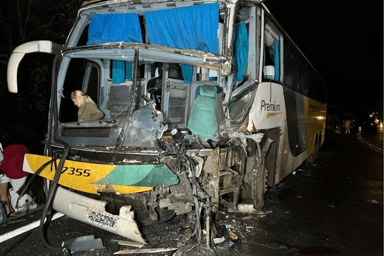 Motorista de ônibus da Gontijo fica gravemente ferido em colisão com carreta na BR-116/MG