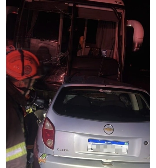 Ônibus irregular bate de frente em carro na contramão da SP-300 e motorista morre