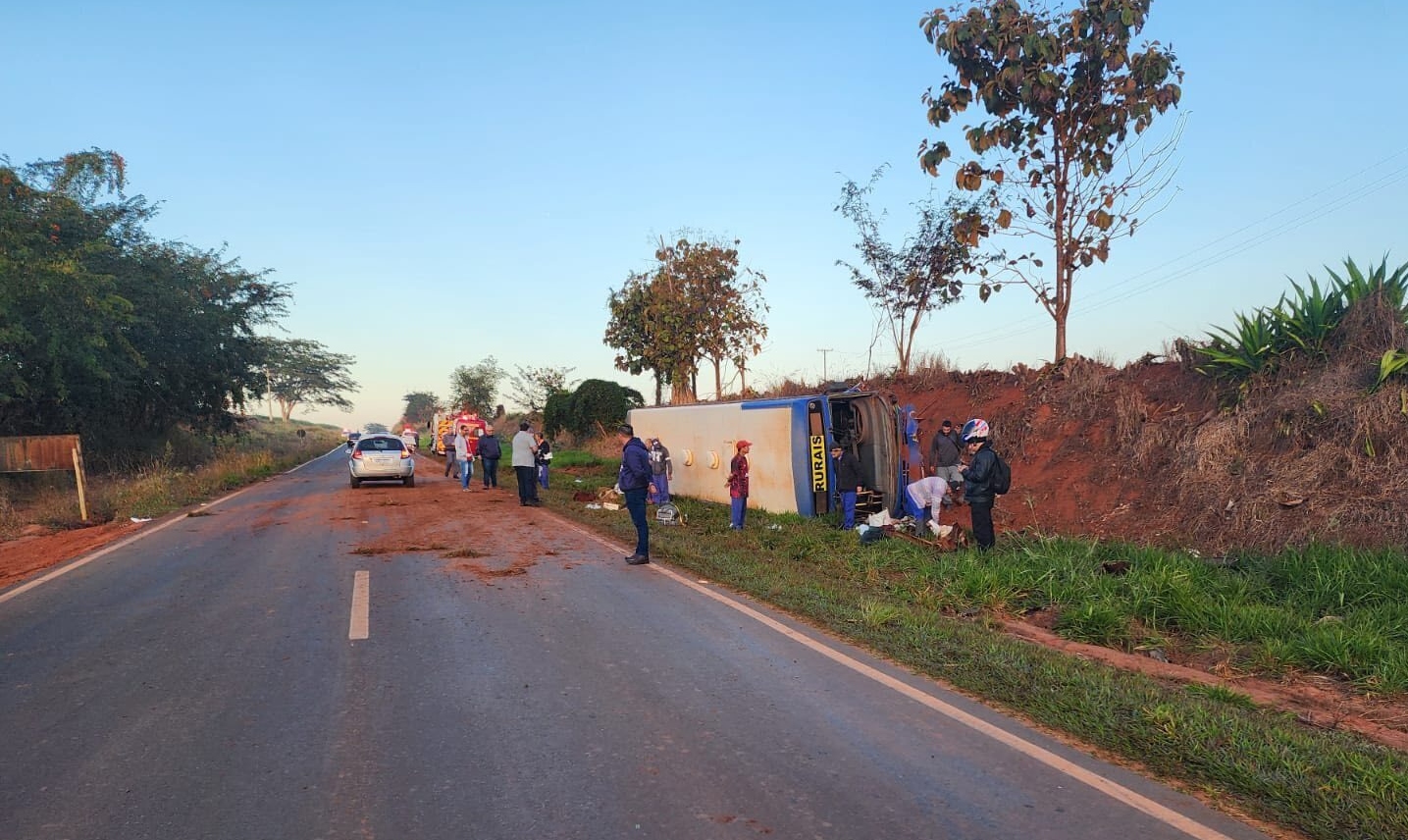 Acidente entre ônibus com trabalhadores rurais e carro deixa 1 morto na vicinal MPA-408