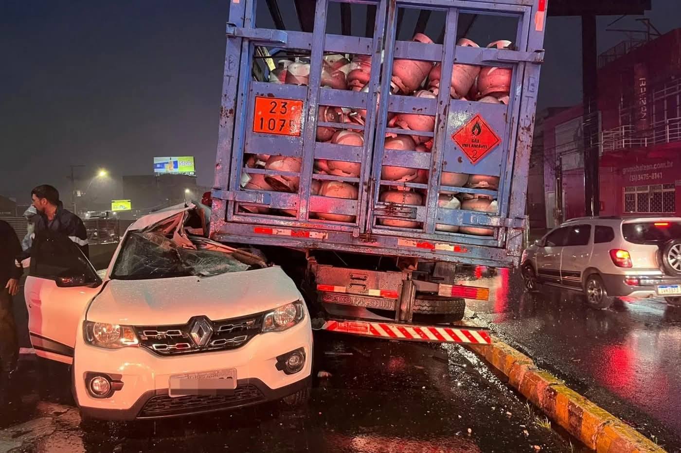 Motorista de caminhão morre em acidente na BR-116/RS, em Canoas