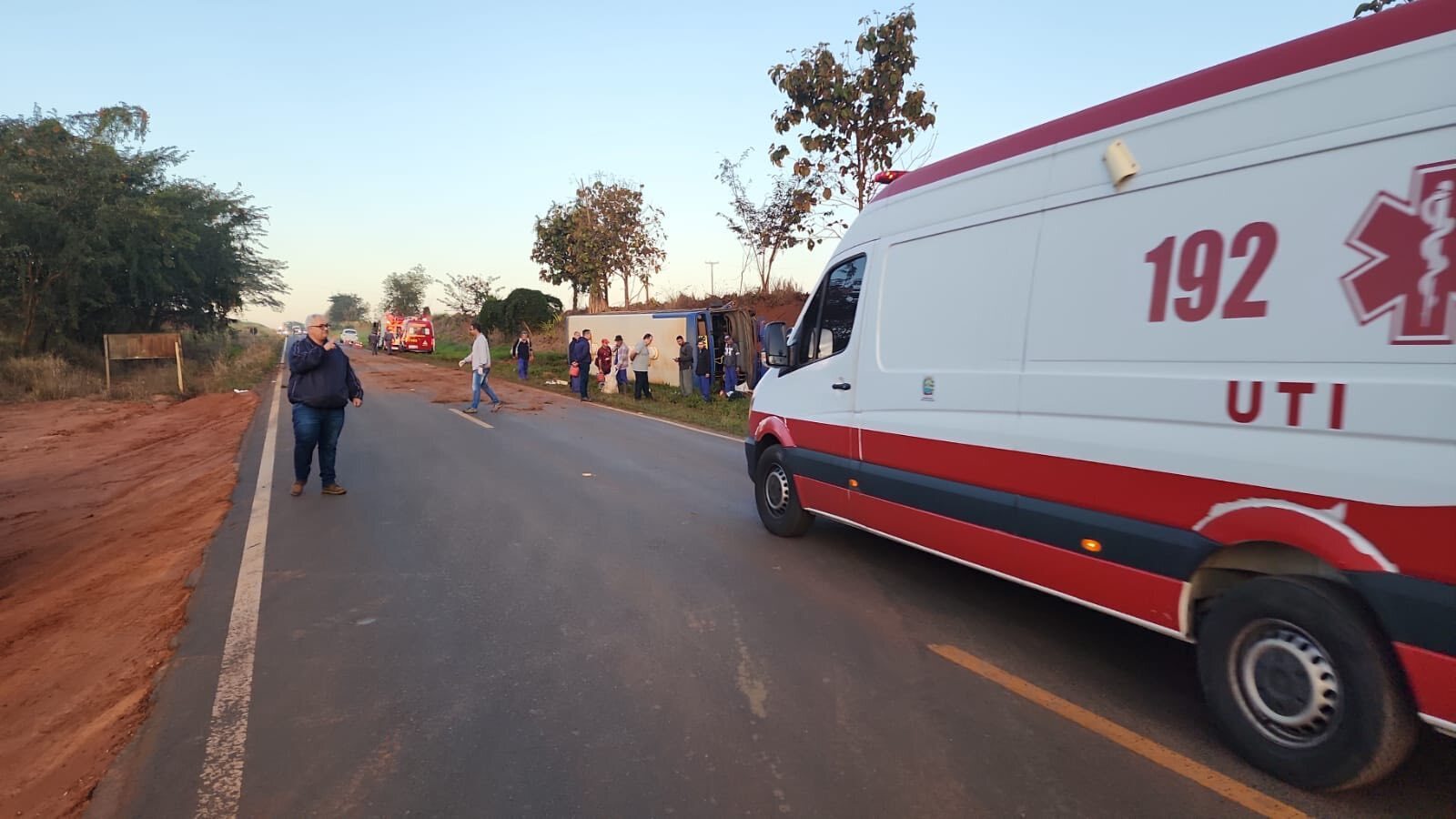 Acidente entre ônibus com trabalhadores rurais e carro deixa 1 morto na vicinal MPA-408